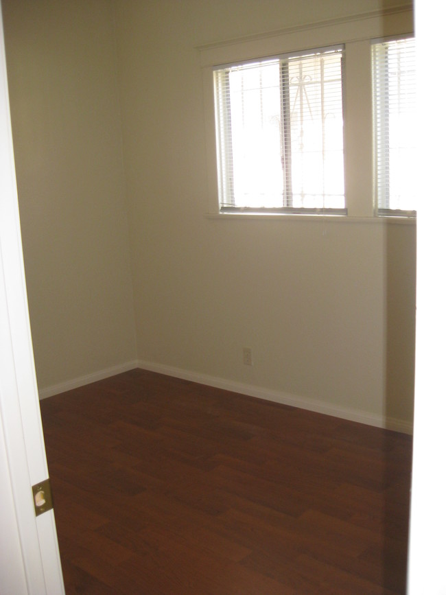 bedroom 2 - 959 N Wilton Pl