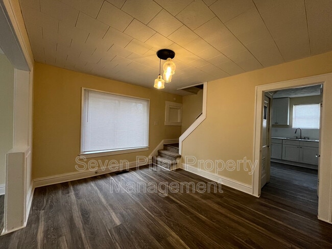 Building Photo - 1042 E 16th Ave