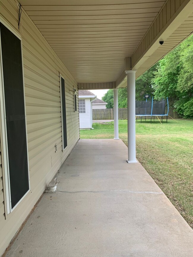 Building Photo - 3bed/2bath Home south of bypass