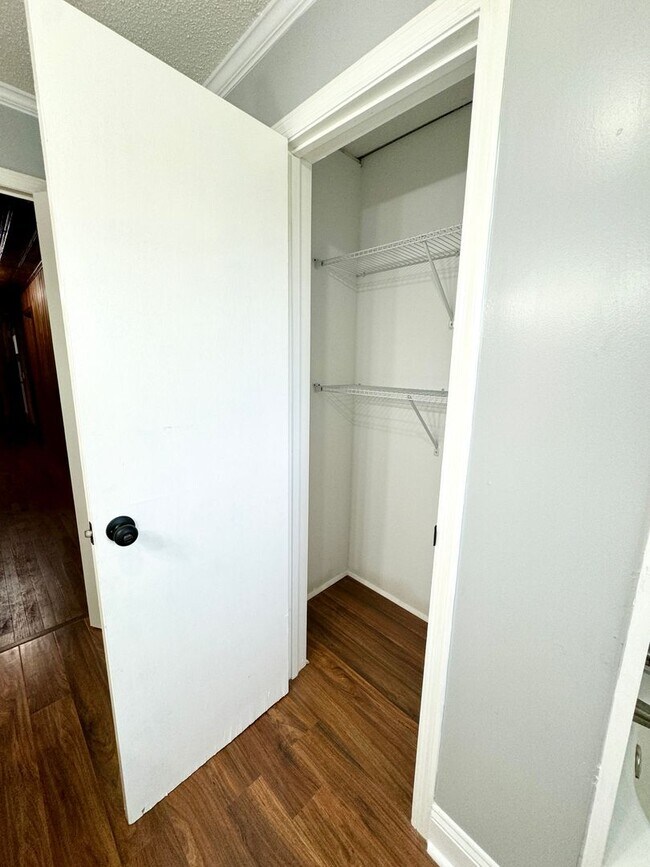 Building Photo - Move in ready! Fully Renovated with attent...