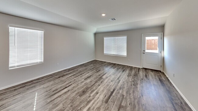 Building Photo - A Nice 4 Bed 2 Bath Home in Mustang School...