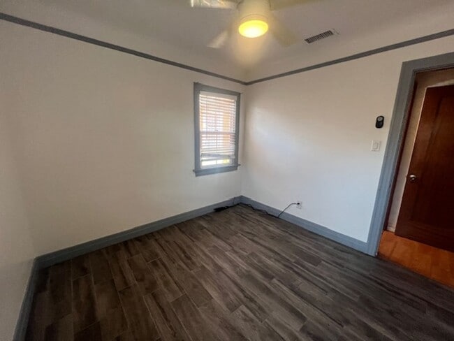 Building Photo - Charming 3 Bedroom 2 Bathroom, Long Beach Home for Lease!