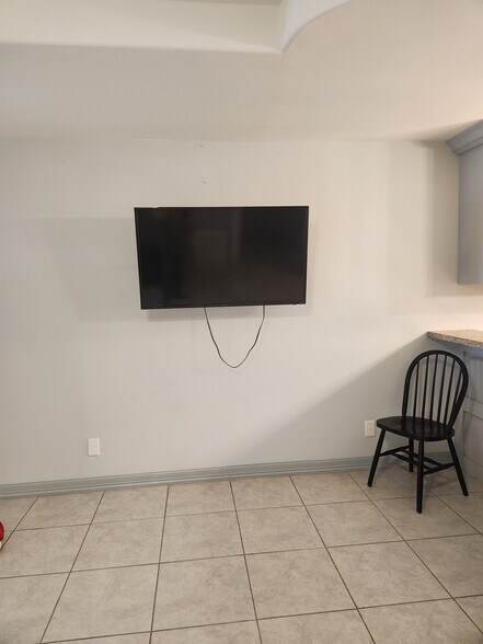 Building Photo - 709 E 3rd St