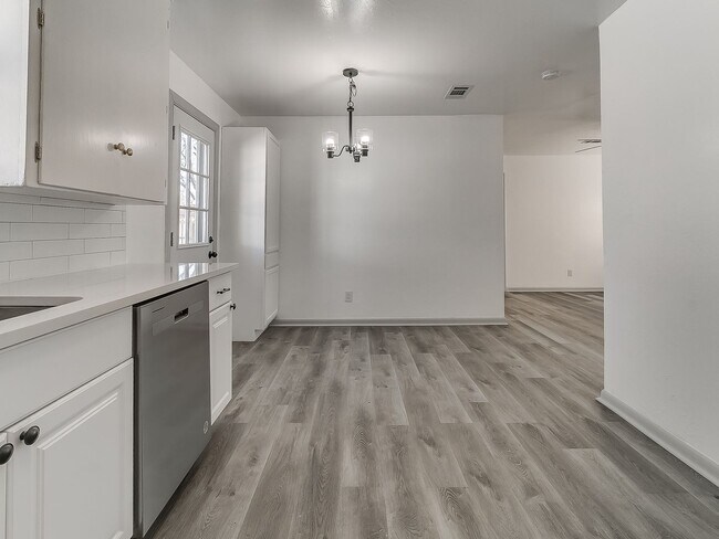 Building Photo - Newly Remodeled 3 Bedroom Home