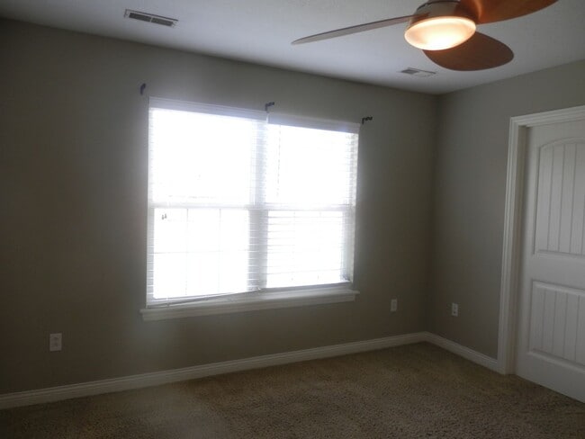 Building Photo - Nice 3 Bed 2 Bath House!