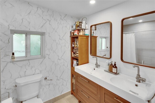 Building Photo - 1450 SW 20th Ave