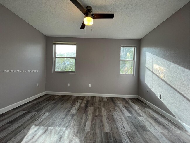Building Photo - 843 Crystal Lake Dr