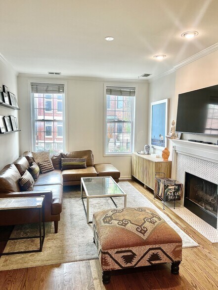 Building Photo - 817 N Hermitage Ave