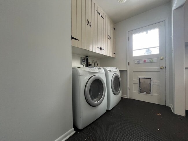 Building Photo - Charming 3-Bed Gem in the Heart of Boulder: Modern Upgrades, Fenced Yard, and Convenient Amenities!