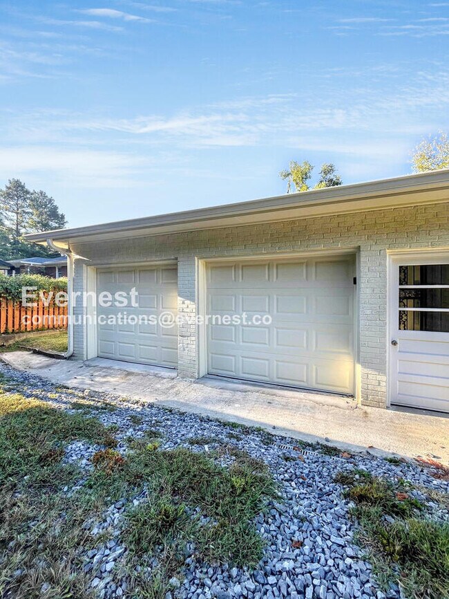 Building Photo - 3 Bed, 2 Bath with Attached Garage / Avail...
