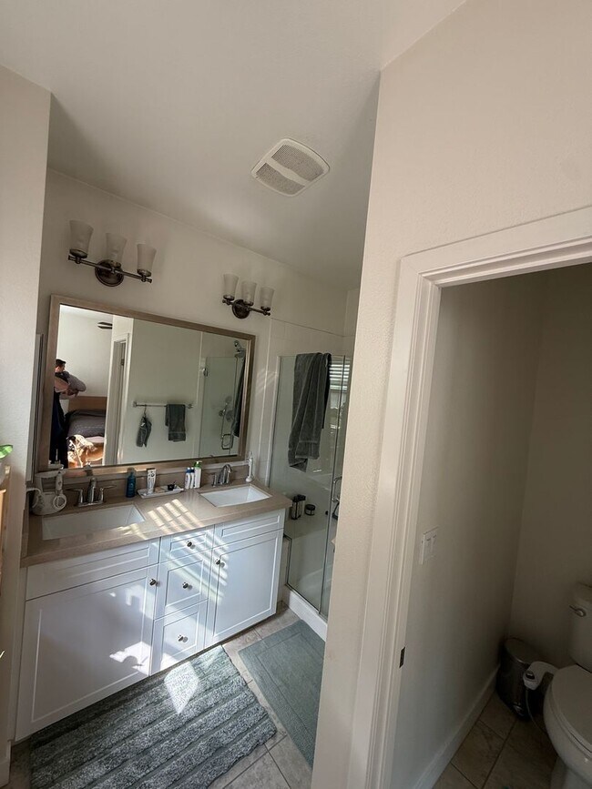 Building Photo - 3 Bedroom 2 Bath Unit