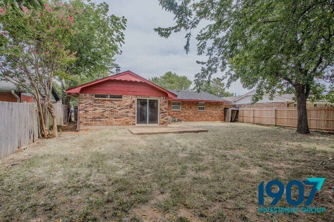 Building Photo - 1618 Village Dr