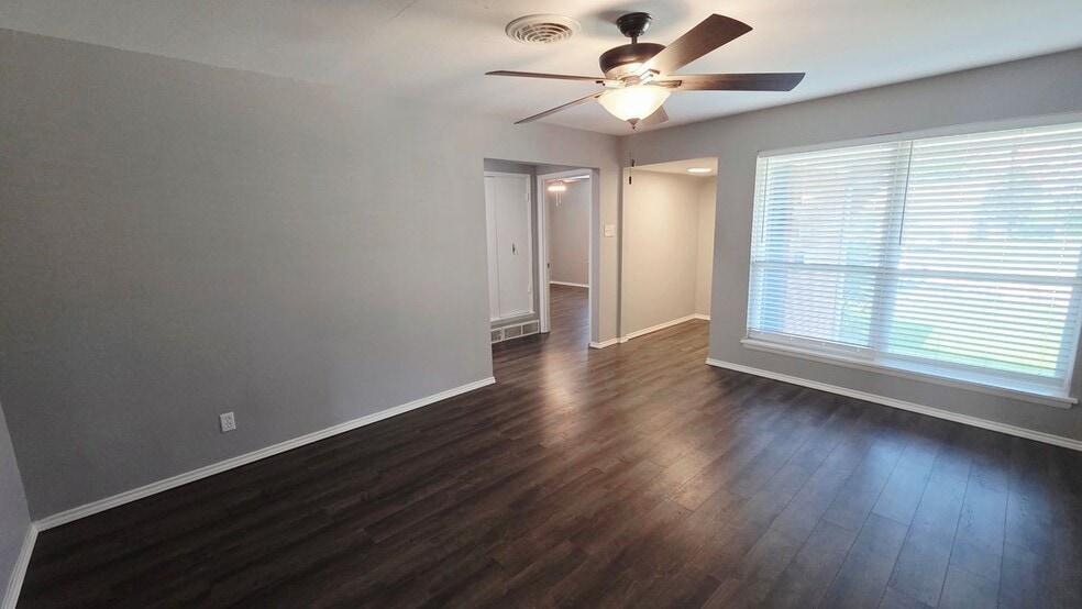Building Photo - 305 Dublin Dr