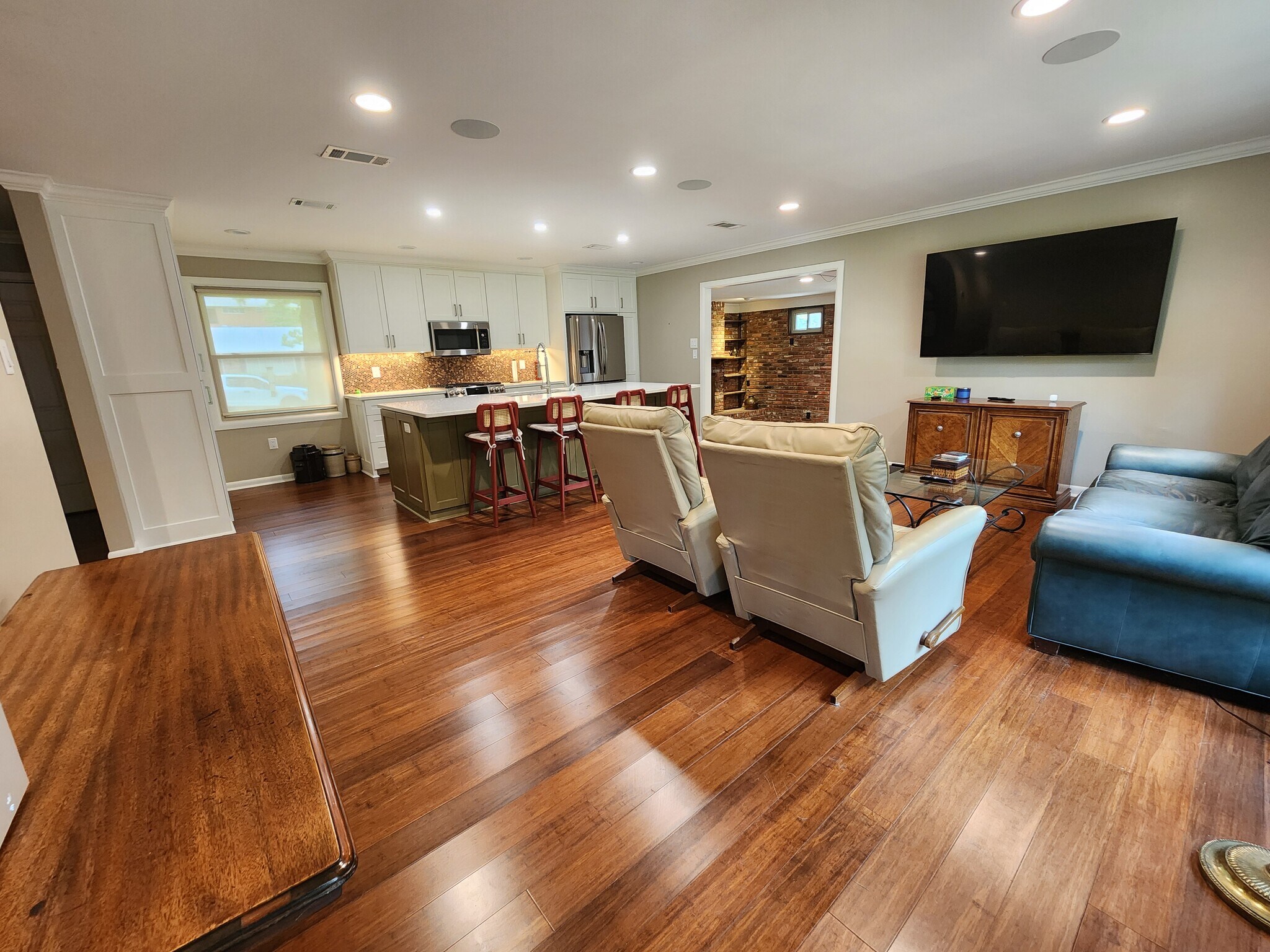 Great room 75" smart TV - 506 Shamrock Dr