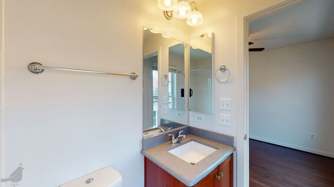Building Photo - 517 Regent Pl NE