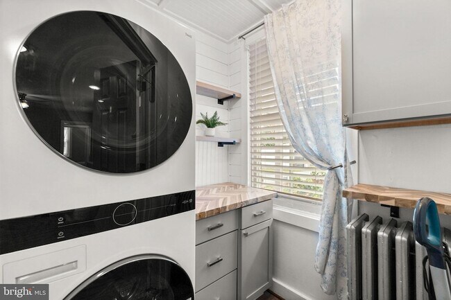 Building Photo - 15 E 4th St