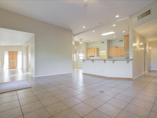 Building Photo - 4 Bedroom 4 Bathroom