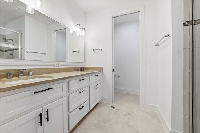 Building Photo - 3008 Zenia Dr