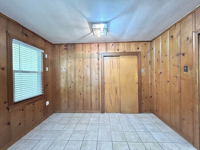 Building Photo - Charming Three Bedroom Home in a Highly Desirable Neighborhood