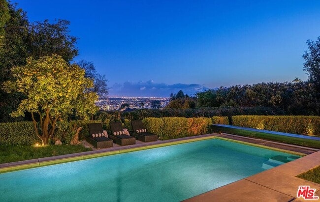 Building Photo - 1514 Sunset Plaza Dr