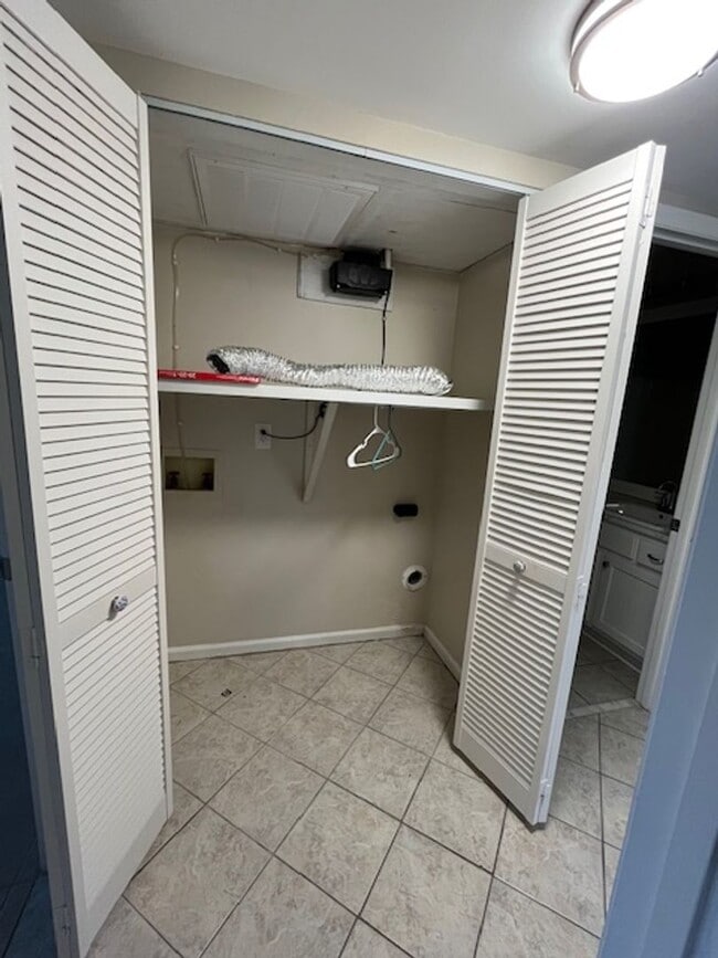 Building Photo - 2 Bedroom 1 Bath Upstairs Condo with MANY upgrades in Hunters Chase