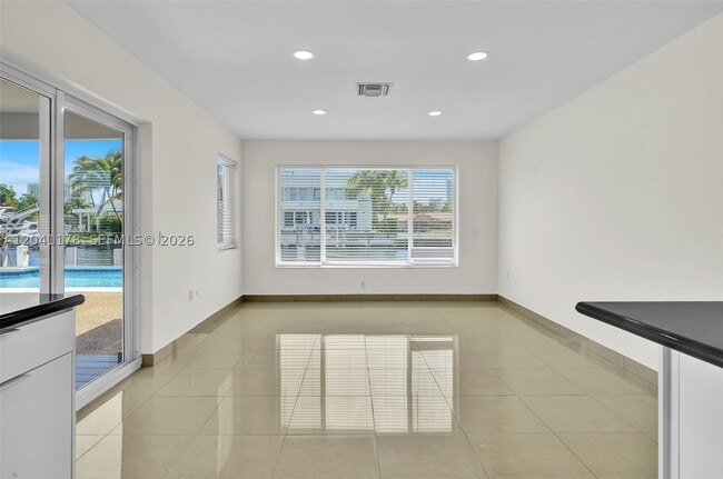 Building Photo - 16453 NE 33rd Ave