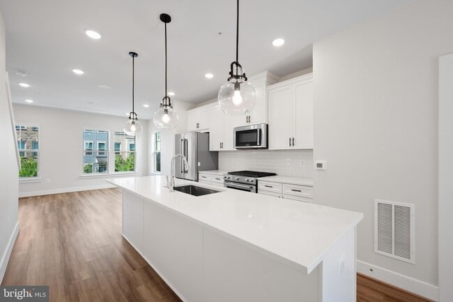 Building Photo - 128 Stowe Dr