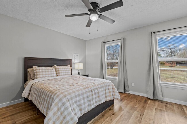 Building Photo - Great furnished month to month rental near...