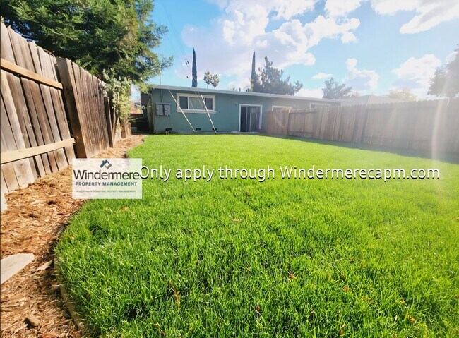 Building Photo - Gorgeous Halfplex in the heart of Carmichael! Available Now!