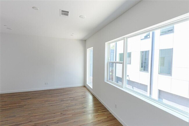 Building Photo - 427 W 10th St