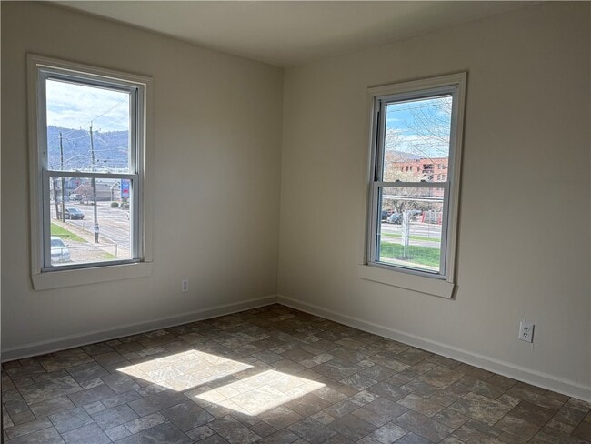 Building Photo - 122 W High St