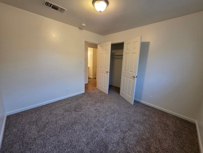 Building Photo - 4 bedroom single story near freeway & shop...
