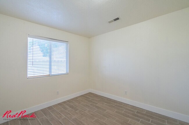 Building Photo - Small Dog Friendly! 3 Bedroom Single-Level...