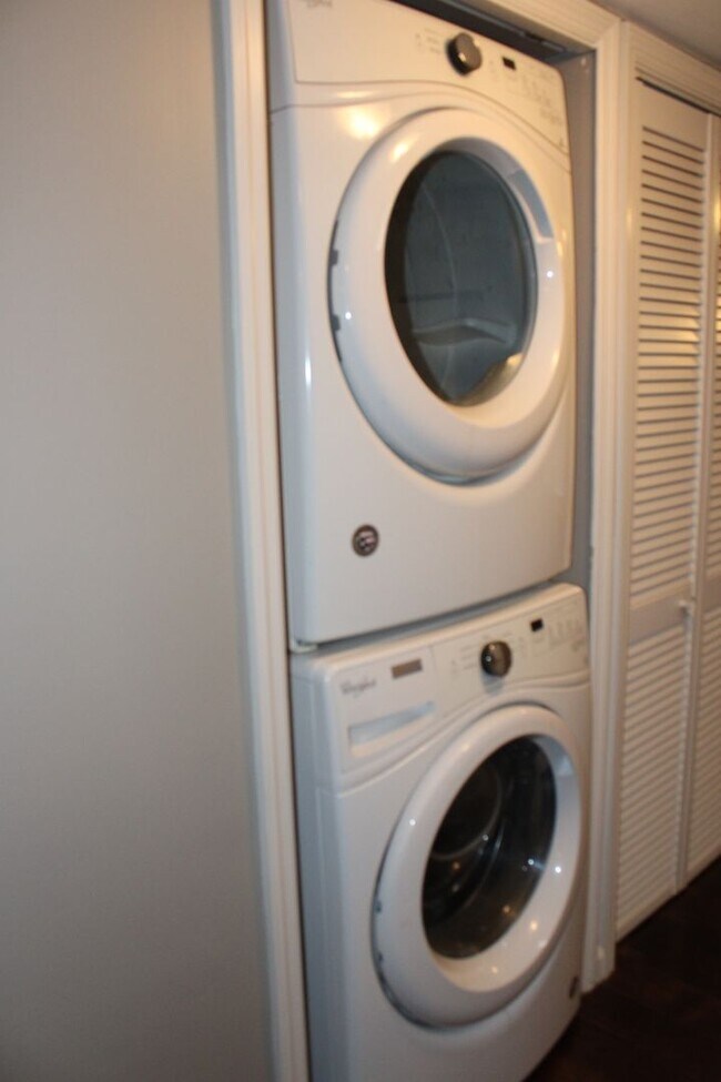 Building Photo - Laurel Villas #105 -3BR/2BA Available for AUGUST 2026 move in!