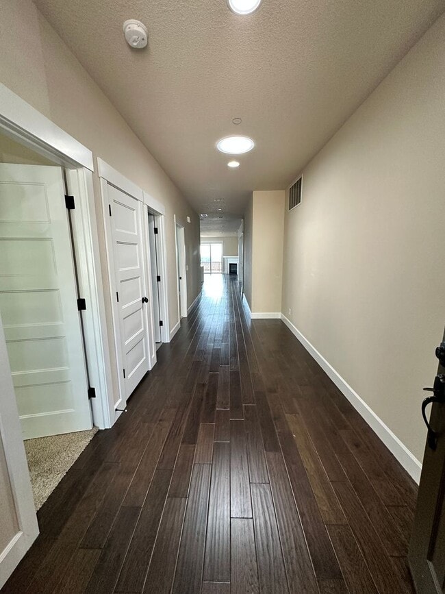 Building Photo - Gorgeous 4 Bedroom 2.5-Bath House in Tigar...