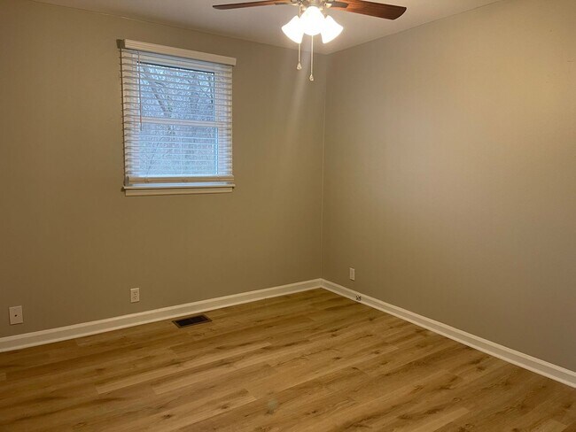 Building Photo - 2 bd 1 ba duplex in a Great Location