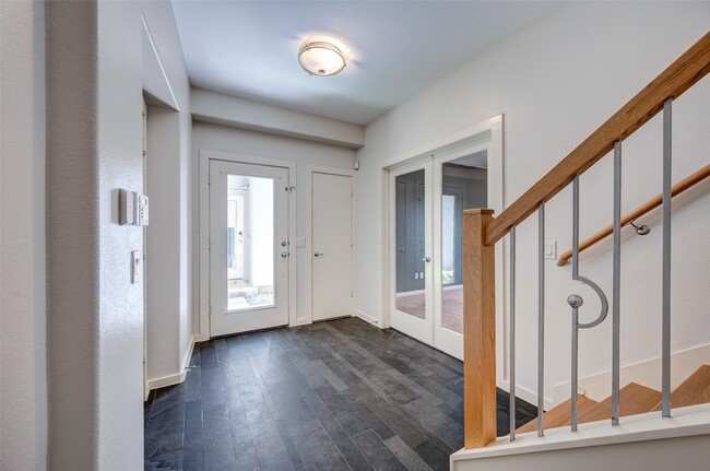 Building Photo - 1729 Reinerman St