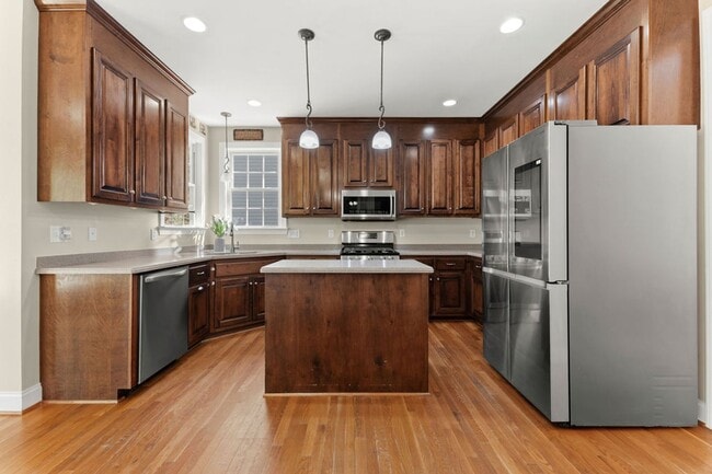Building Photo - Large home with 5 bedrooms in Brickshire