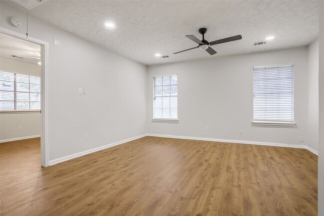 Building Photo - 13822 Dentwood Dr