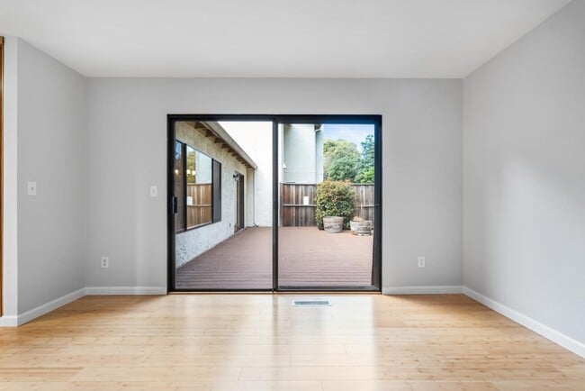 Building Photo - 922 Jungfrau Ct