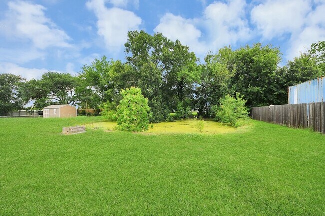 Building Photo - 535 Pampa St