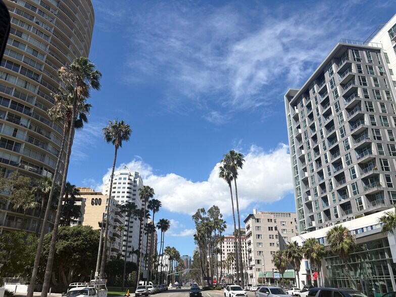 Building Photo - 933 E 1st St