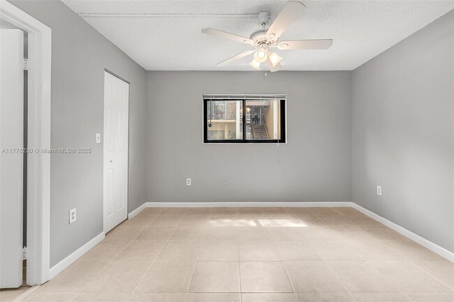 Building Photo - 351 Palm Way