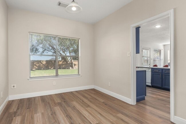 Building Photo - 3803 Redbud Dr