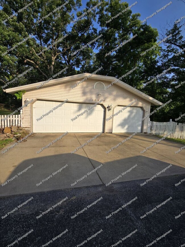 Building Photo - Three Bedroom With Oversized Garage