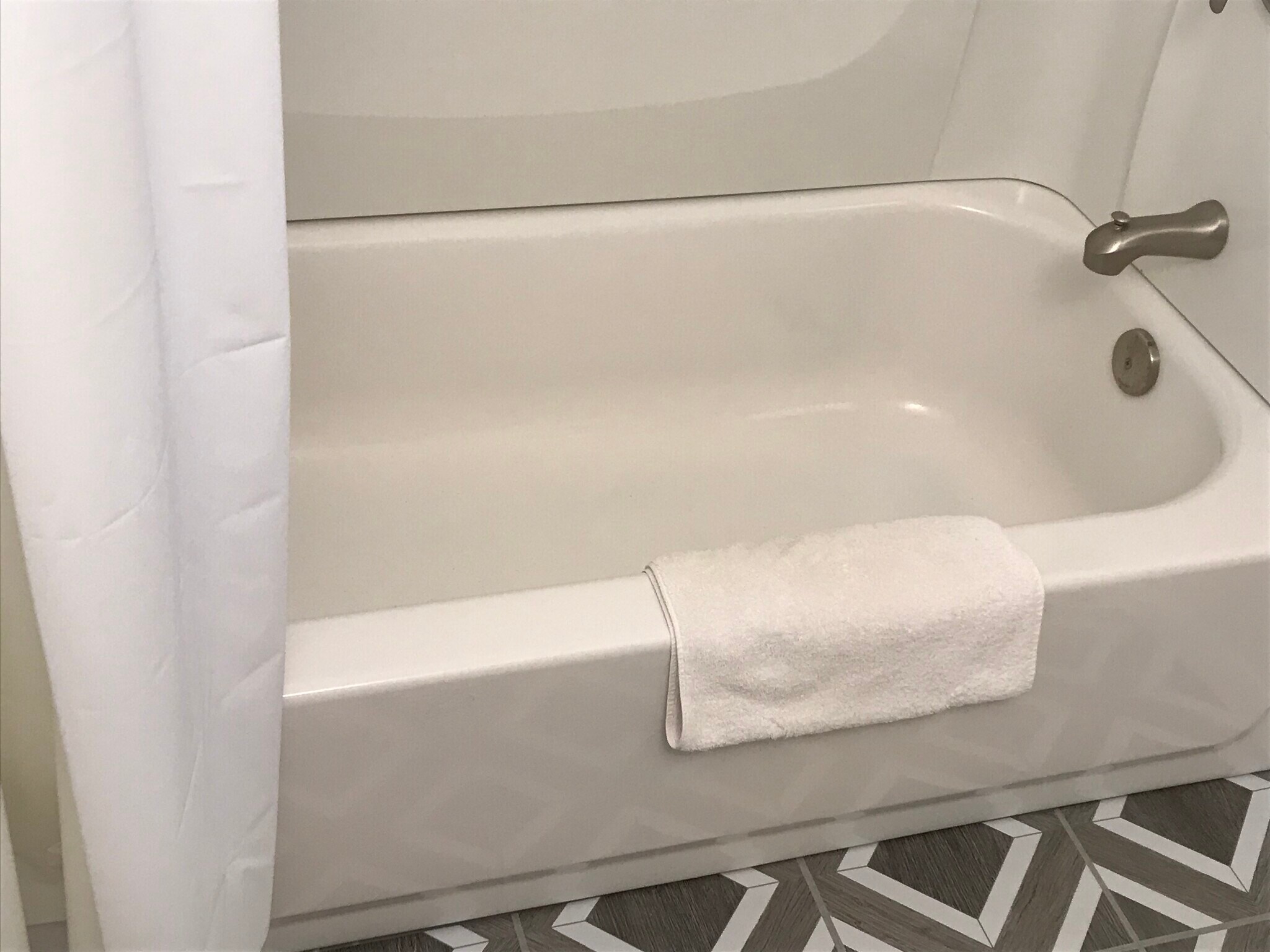 Tub/shower - 15920 Caras Ct