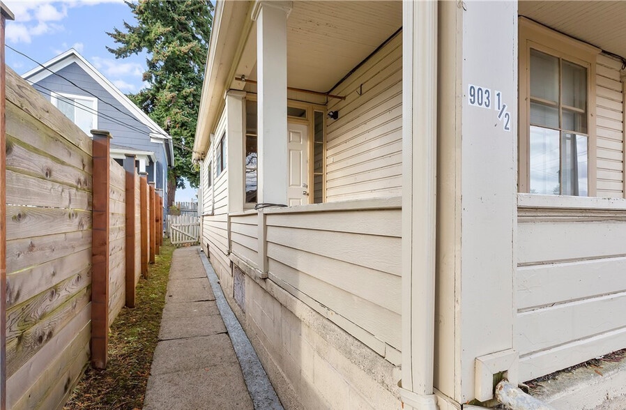Entrance to upper unit - 903 Highland Ave