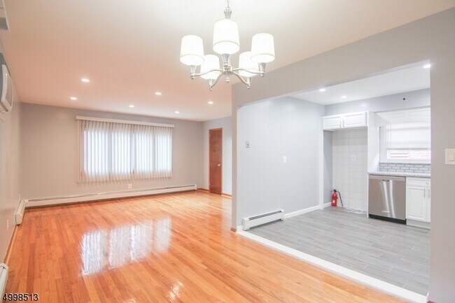 Building Photo - 43 Bleecker St