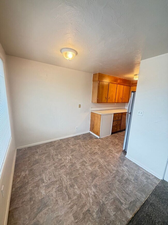 Building Photo - Large Two Bedroom Conveniently located Amenities!