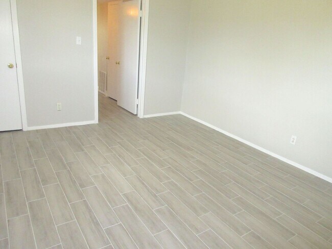 Building Photo - SPRING BRANCH CONDO WITH ALL BILLS PAID!